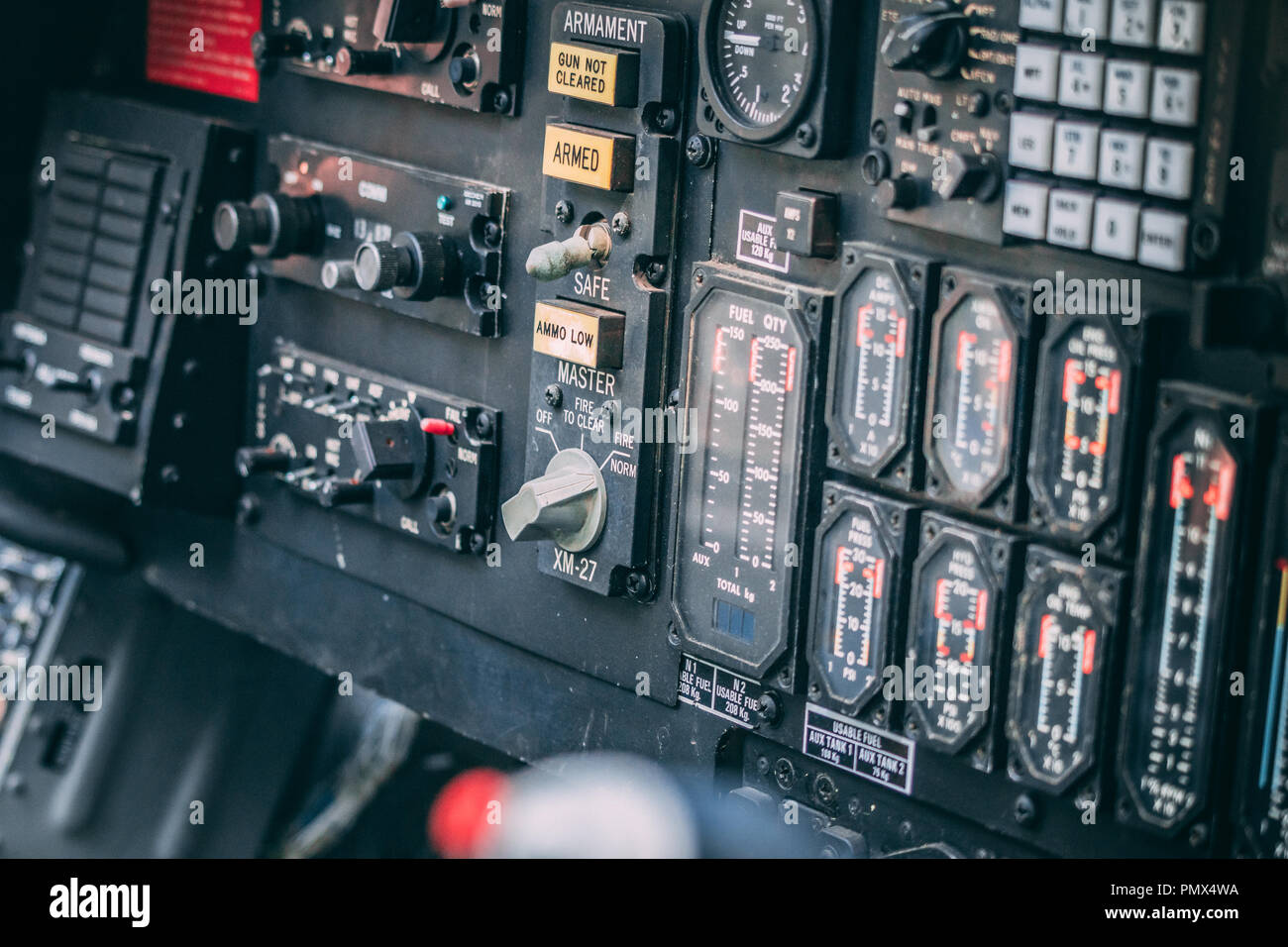 Cruscotto di comando e il pannello all'interno di un aeromobile il cockpit, dettagli di pressione, velocità, altitudine e indicatori di emergenza. Il concetto di guerra. Foto Stock