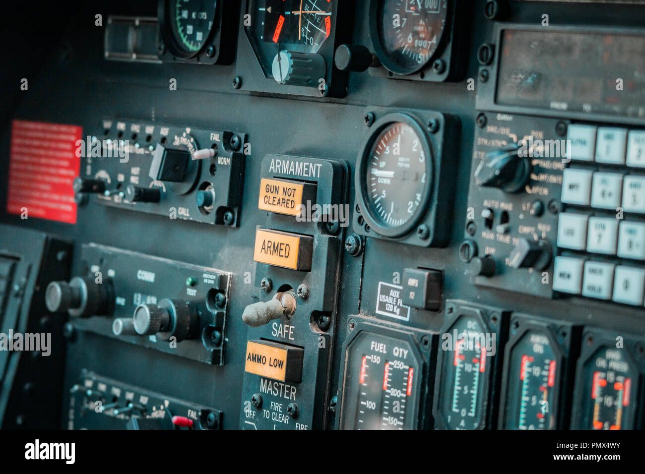 Cruscotto di comando e il pannello all'interno di un aeromobile il cockpit, dettagli di pressione, velocità, altitudine e indicatori di emergenza. Il concetto di guerra. Foto Stock