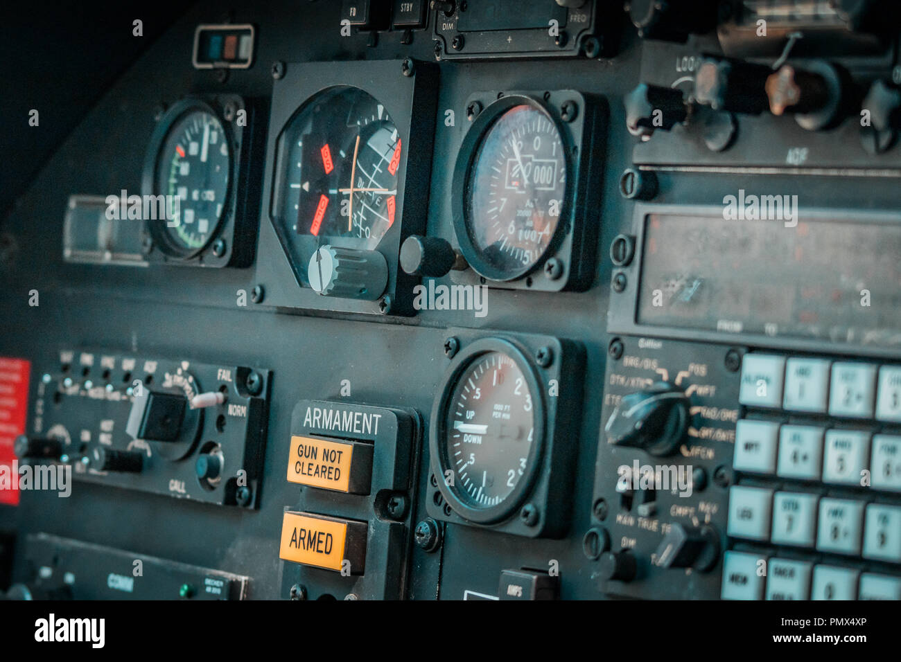 Cruscotto di comando e il pannello all'interno di un aeromobile il cockpit, dettagli di pressione, velocità, altitudine e indicatori di emergenza. Il concetto di guerra. Foto Stock
