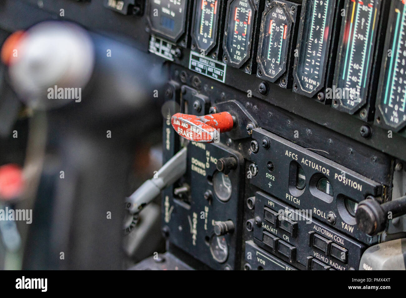 Dettagli di un bombardiere ha respinto il cockpit. Focus sul fuoco il joystick e pulsanti rossi per attacchi aerei e bombardamenti del cielo. La tecnologia della difesa, il governo. Foto Stock