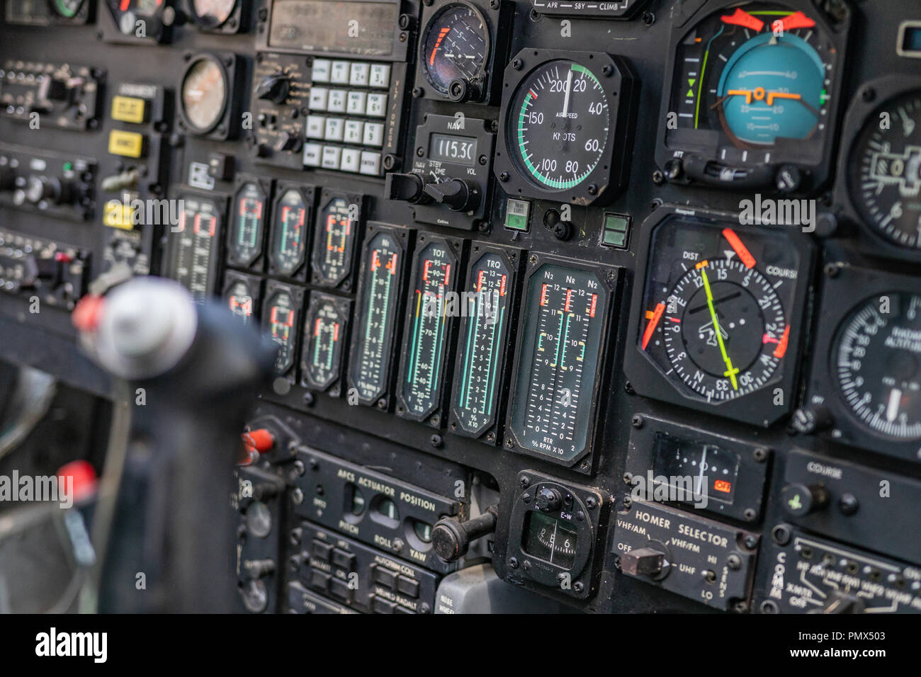Cruscotto di comando e il pannello all'interno di un aeromobile il cockpit, dettagli di pressione, velocità, altitudine e indicatori di emergenza. Il concetto di guerra. Foto Stock