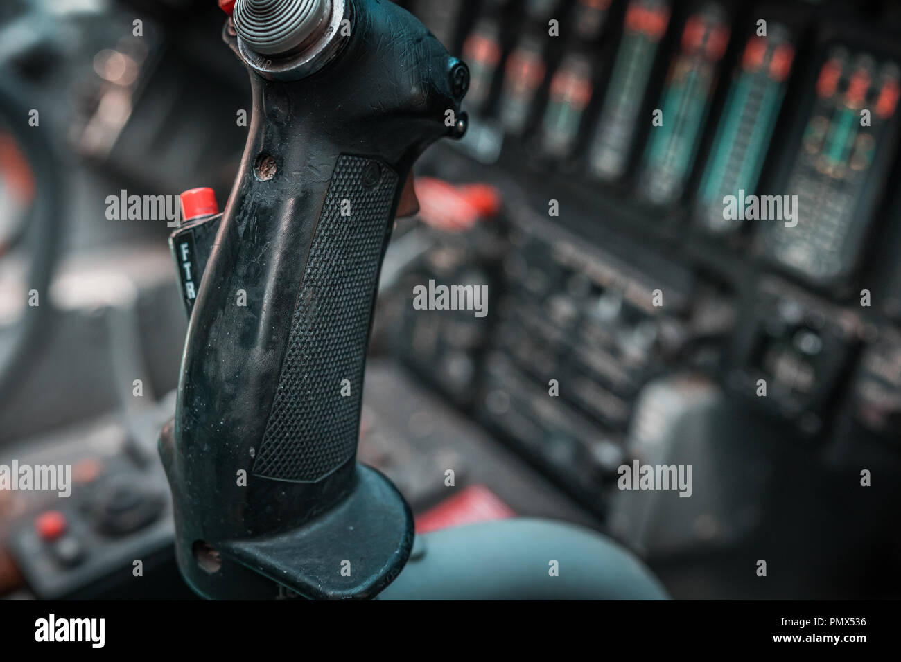 Dettagli di un bombardiere ha respinto il cockpit. Focus sul fuoco il joystick e pulsanti rossi per attacchi aerei e bombardamenti del cielo. La tecnologia della difesa, il governo. Foto Stock