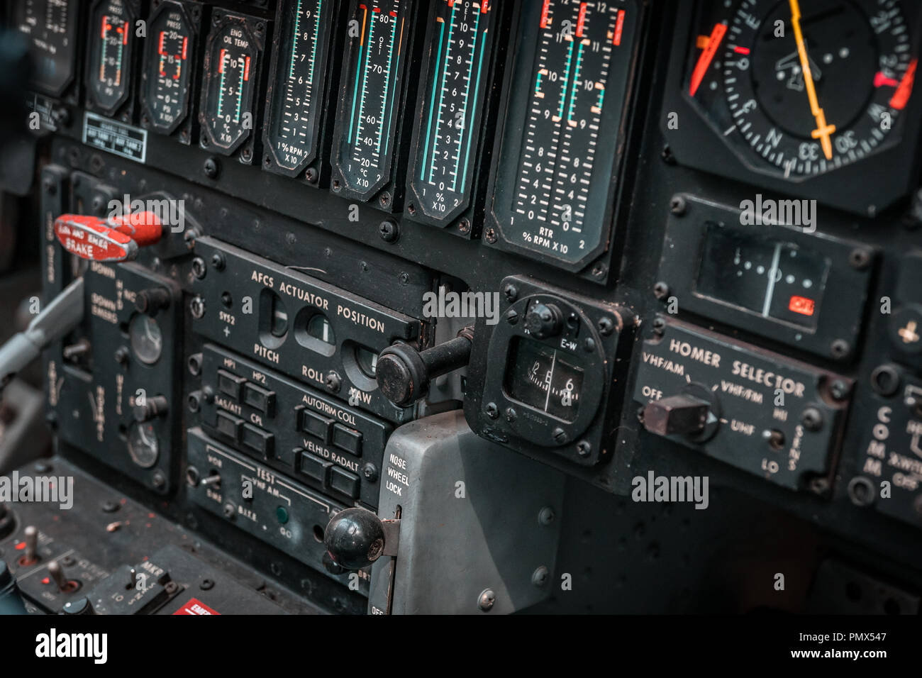 Cruscotto di comando e il pannello all'interno di un aeromobile il cockpit, dettagli di pressione, velocità, altitudine e indicatori di emergenza. Il concetto di guerra. Foto Stock