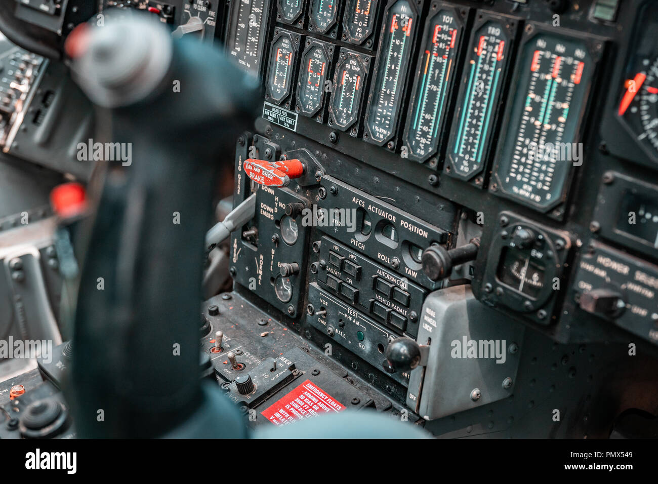 Dettagli di un bombardiere ha respinto il cockpit. Focus sul fuoco il joystick e pulsanti rossi per attacchi aerei e bombardamenti del cielo. La tecnologia della difesa, il governo. Foto Stock