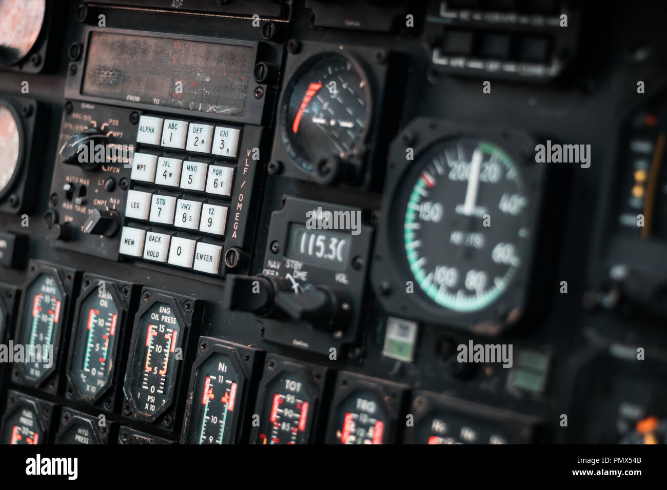 Cruscotto di comando e il pannello all'interno di un aeromobile il cockpit, dettagli di pressione, velocità, altitudine e indicatori di emergenza. Il concetto di guerra. Foto Stock