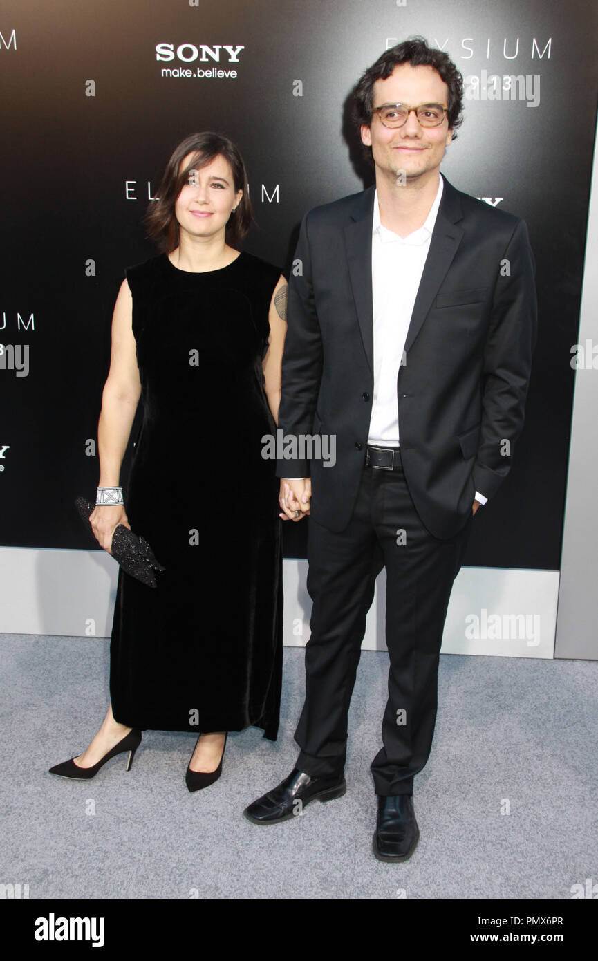 Wagner Moura, sua moglie 08/07/2013 "Elysium' Premiere detenute al Regency Village Theatre di Westwood, CA Foto di Mayuka Ishikawa / HNW / PictureLux Foto Stock