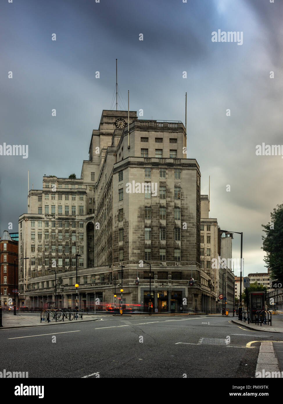 London, England, Regno Unito - 31 agosto 2018: Charles Holden's art deco blocco ufficio a 55 Broadway, sede della metropolitana di Londra, sorge sopra St Jame Foto Stock