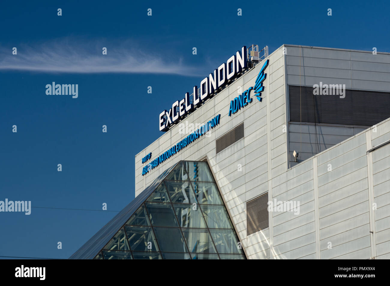 London, England, Regno Unito - 2 Settembre 2018: un grande cartello segna l'entrata al centro espositivo ExCeL in Oriente Docklands di Londra. Foto Stock