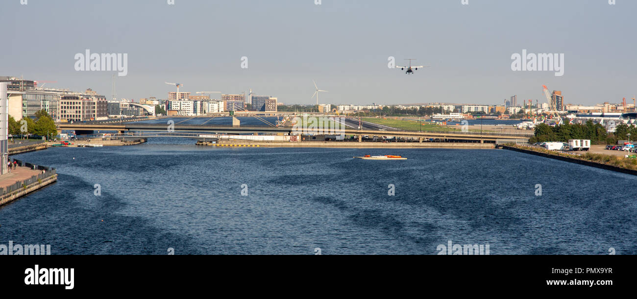 London, England, Regno Unito - 2 Settembre 2018: un piccolo aereo passeggeri vola basso sul Royal Victoria Dock sull'approccio da London City Airport in Dockla Foto Stock
