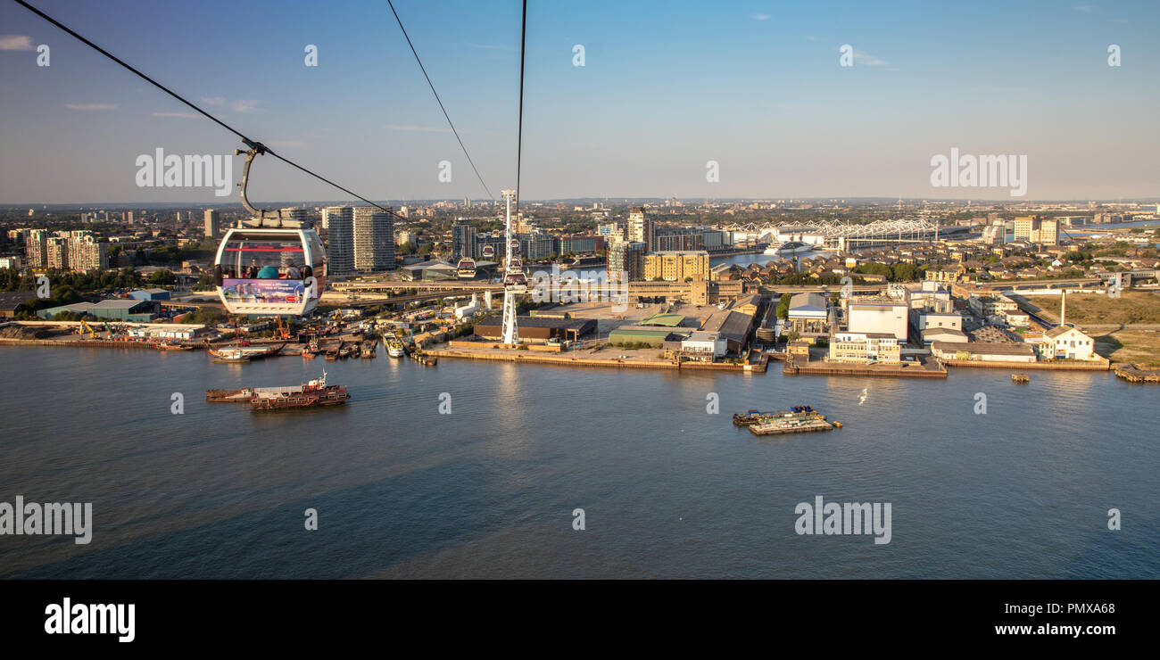 London, England, Regno Unito - 2 Settembre 2018: attraversando il fiume Tamigi su Emirates Air Line Funivia viaggiatori offre vedute del cambio rapido Roya Foto Stock