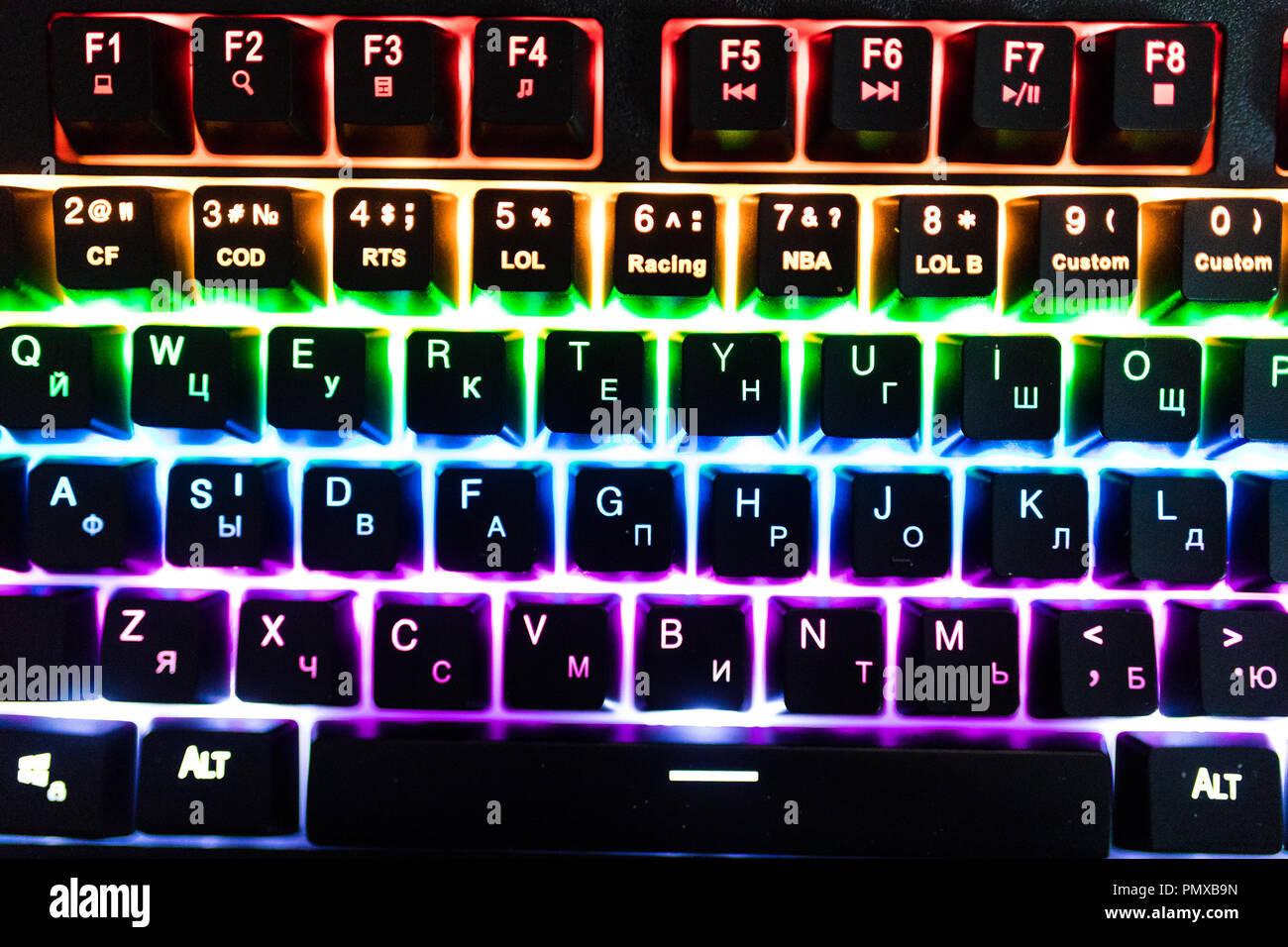 Primo piano di illuminazione della tastiera multicolore colori Arcobaleno  per giocare online Foto stock - Alamy