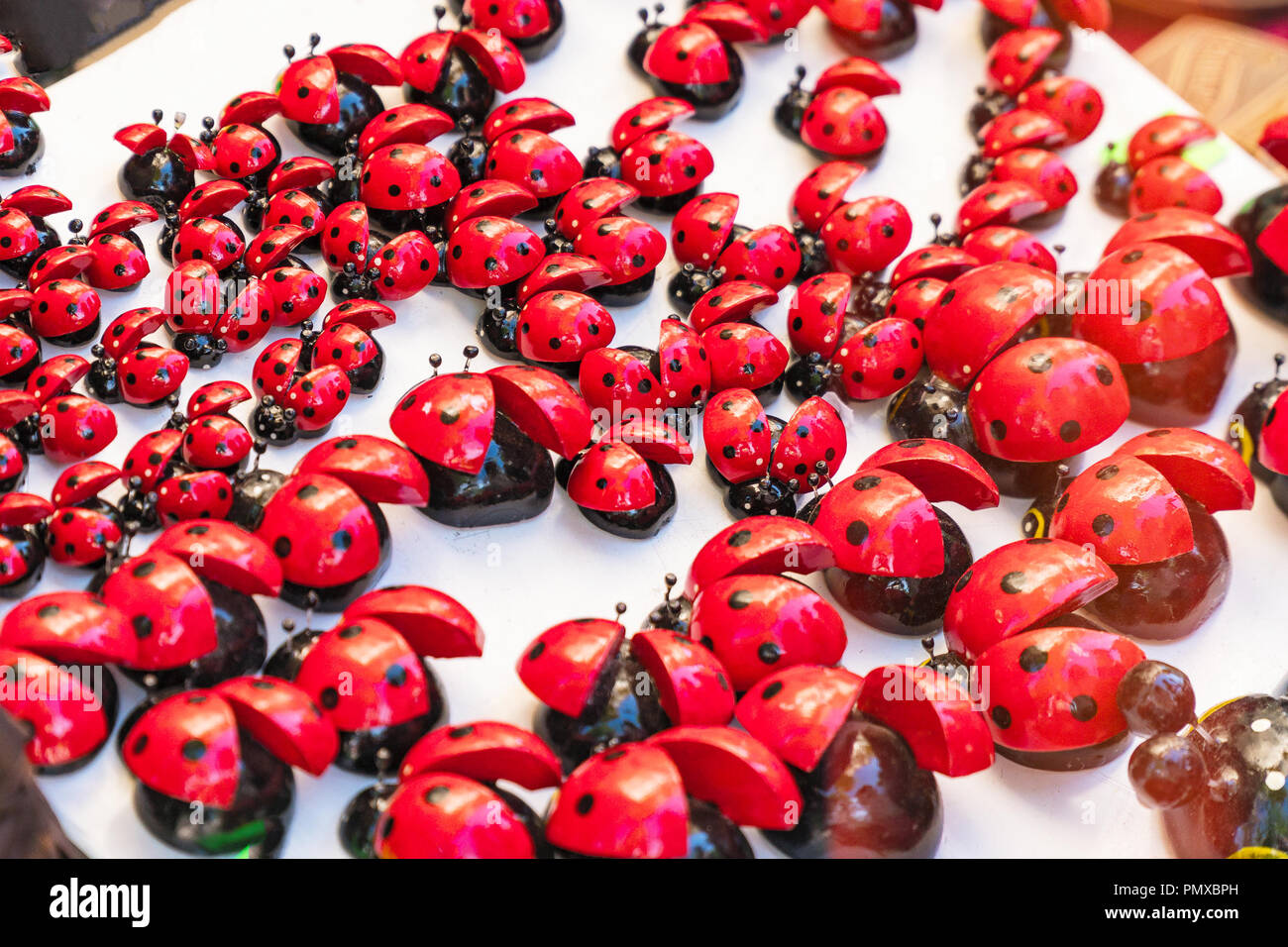 Molti lady artificiale bug giocattolo. Messa a fuoco selettiva Foto Stock