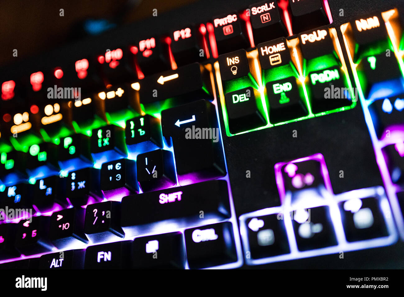 Primo piano di illuminazione della tastiera multicolore colori Arcobaleno  per giocare online. tastiera retroilluminata Concept Foto stock - Alamy