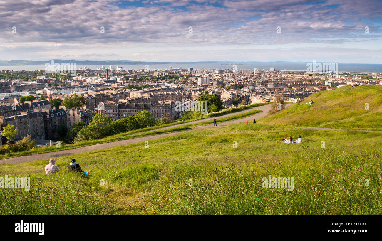 Edimburgo, Scozia - Giugno 13, 2012: persone di visualizzare la città di Edimburgo e Leith da Calton Hill park su un giorno d'estate. Foto Stock