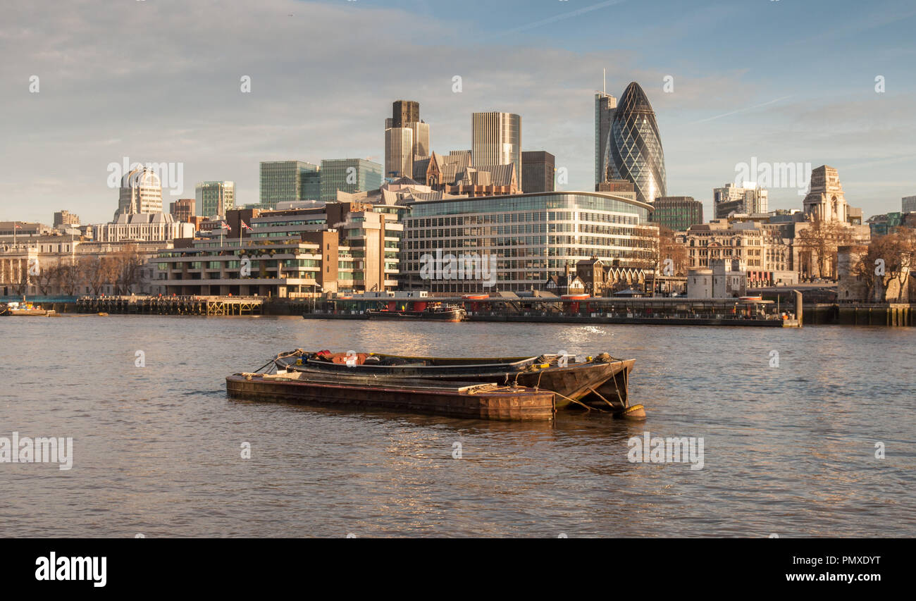 London, England, Regno Unito - 11 Marzo 2011: mattina sole illumina i grattacieli e edifici di uffici nella città di Londra il quartiere finanziario. Foto Stock