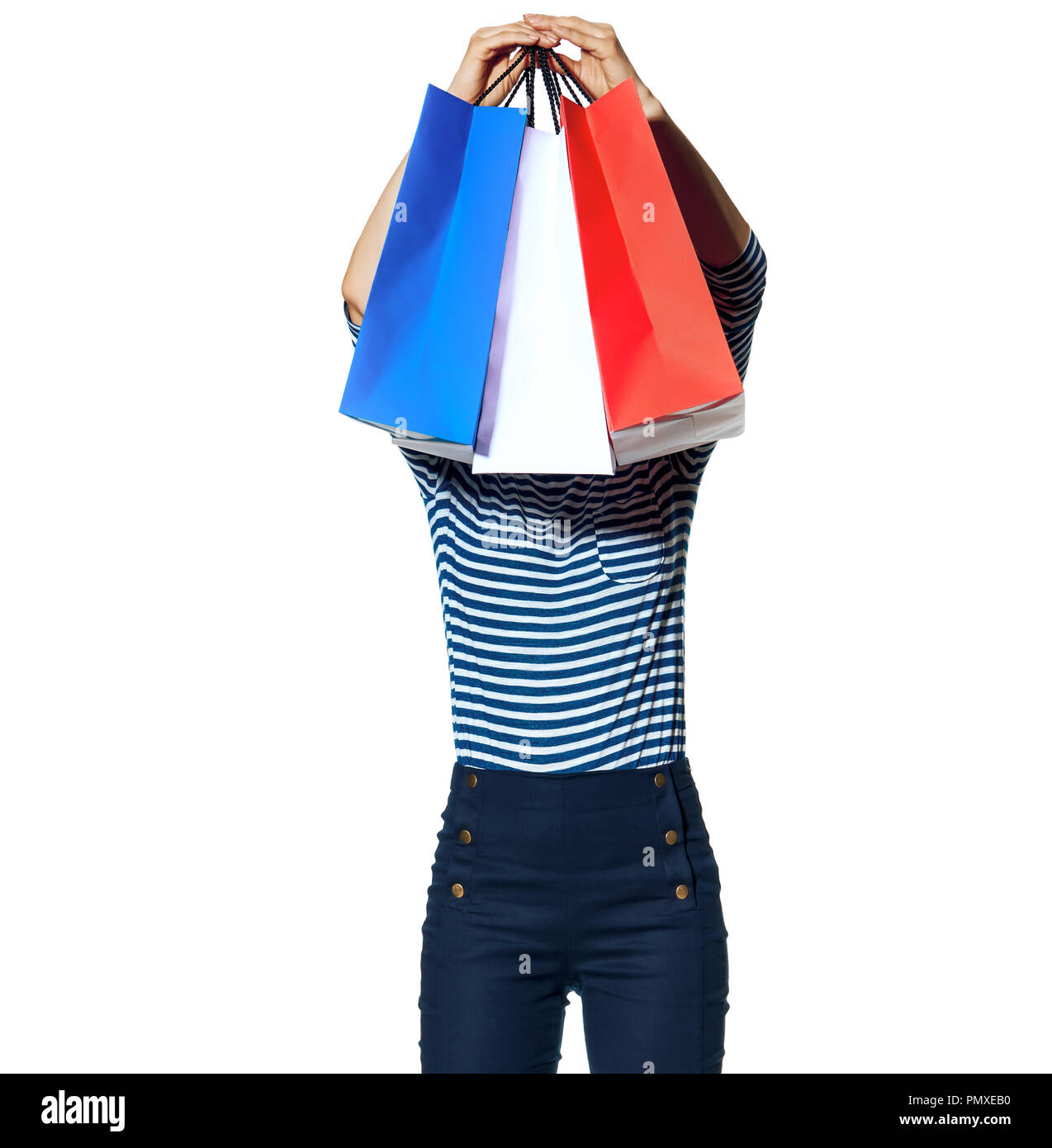 Shopping. Il modo francese. moda giovane-monger holding nella parte anteriore della testa delle borse per lo shopping dei colori della bandiera francese isolato su bianco Foto Stock