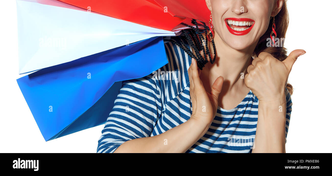 Shopping. Il modo francese. Primo piano su sorridente alla moda-monger con borse della spesa dei colori della bandiera francese isolati su sfondo bianco s Foto Stock