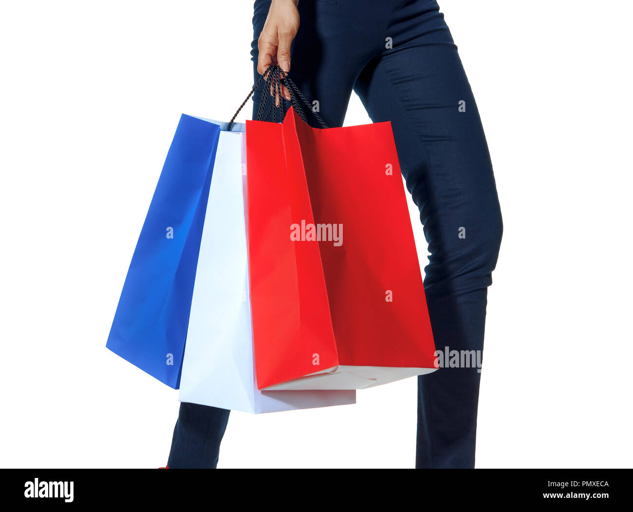 Shopping. Il modo francese. Primo piano sulla moderna moda-monger con borse della spesa dei colori della bandiera francese isolato su bianco a piedi Foto Stock