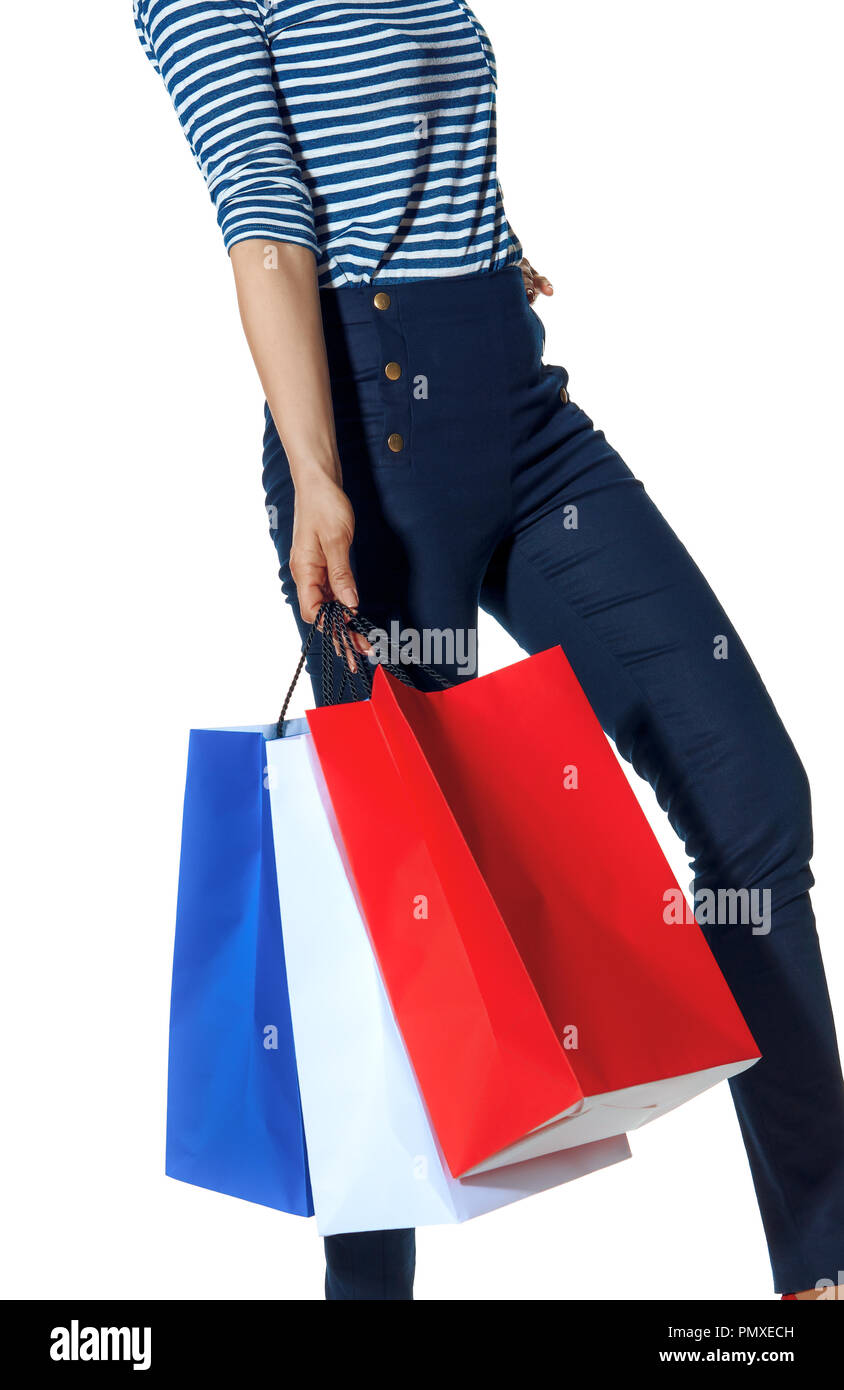 Shopping. Il modo francese. Primo piano sulla moderna moda-monger con borse della spesa dei colori della bandiera francese isolato su bianco a piedi Foto Stock