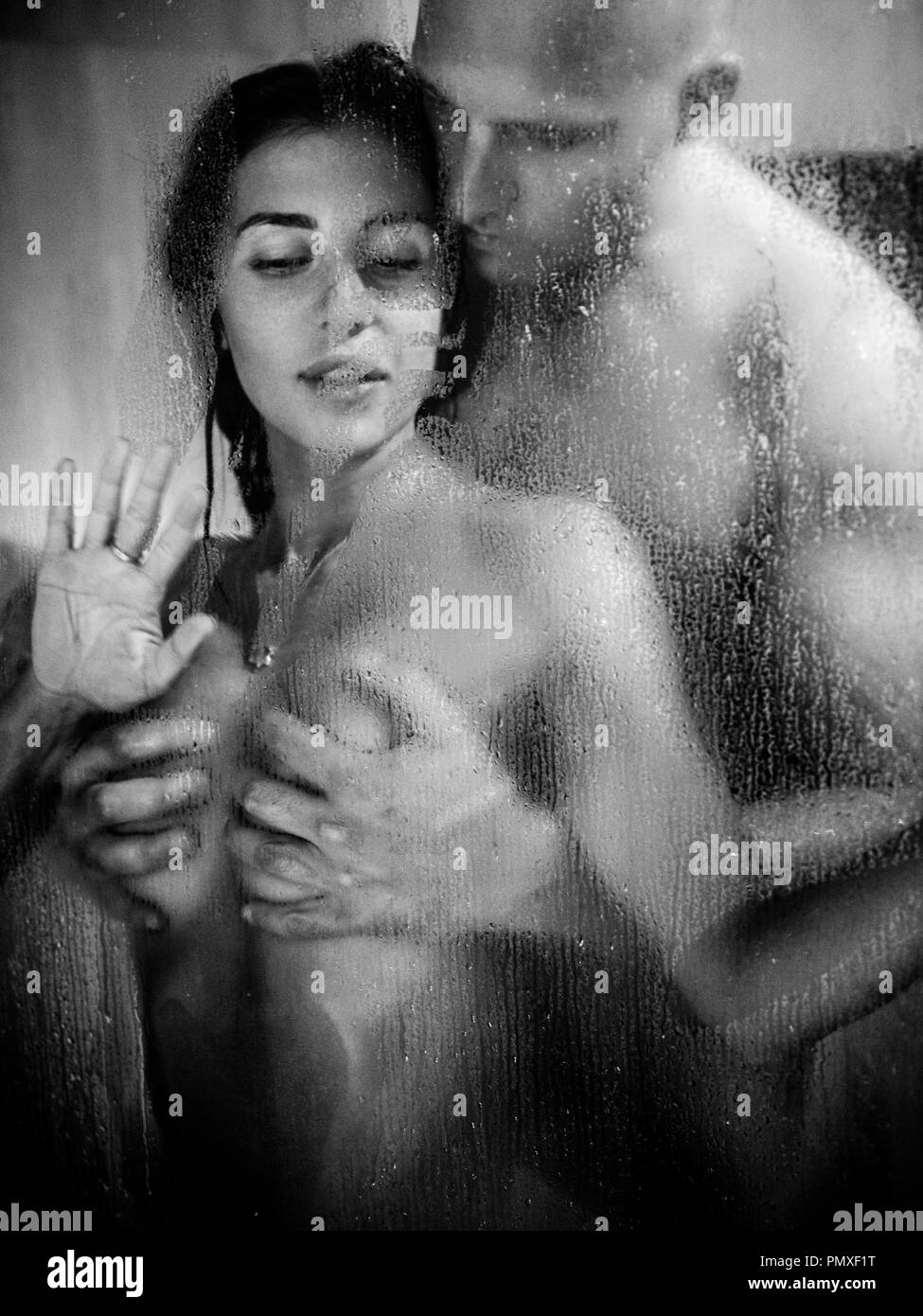 Giovane bella giovane fa l'amore nella doccia Foto stock - Alamy