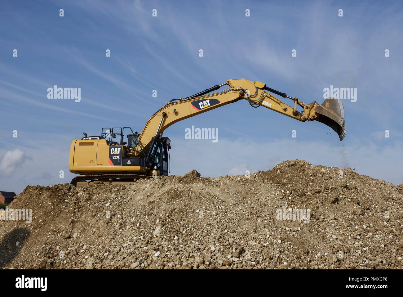 Caterpillar 323e escavatore idraulico su un sito in costruzione Foto Stock