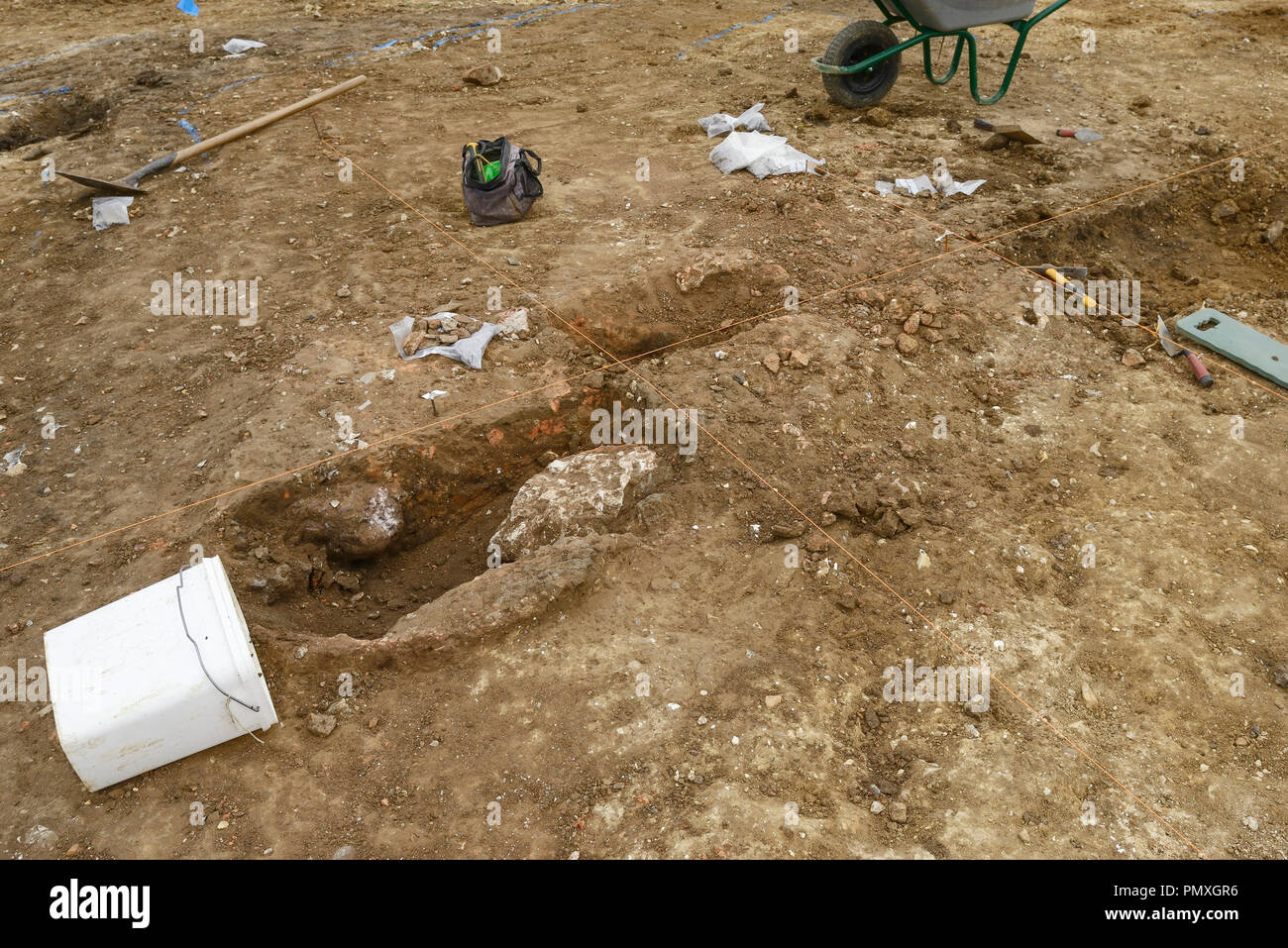 Lo scavo archeologico di un forno in corrispondenza di un sito di occupazione romana in Watton NORFOLK REGNO UNITO Foto Stock