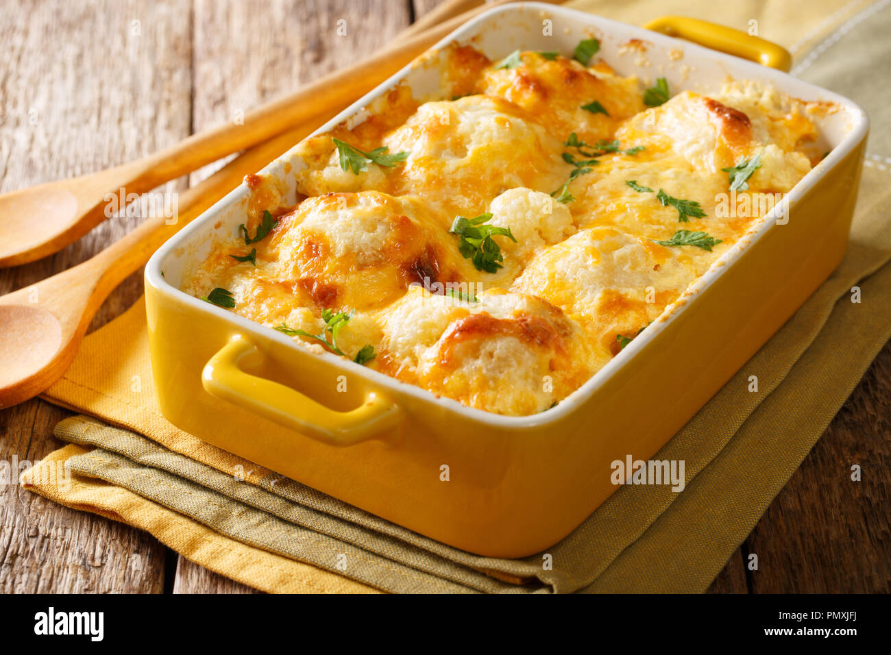 Cibi Salati Cavolfiore Al Forno Con Formaggio Uova E Crema Di Close Up In Una Teglia Su Una Tavola Orizzontale Foto Stock Alamy