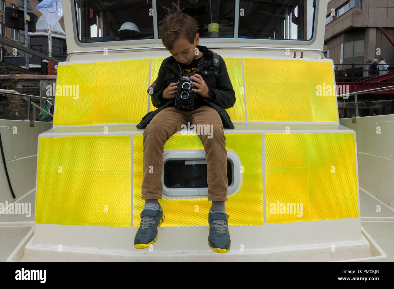Ragazzo con la macchina fotografica Foto Stock