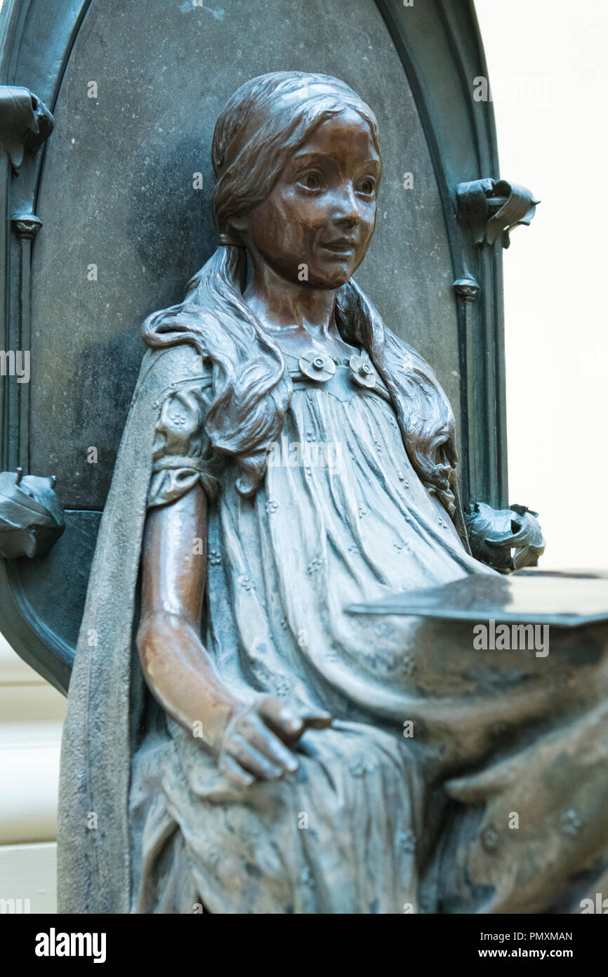 Liverpool Wirral Port Sunlight Village La Lady Lever Art Gallery statua scultura castelli in aria 1901 da William Reynolds-Stephens 1862-1943 Foto Stock
