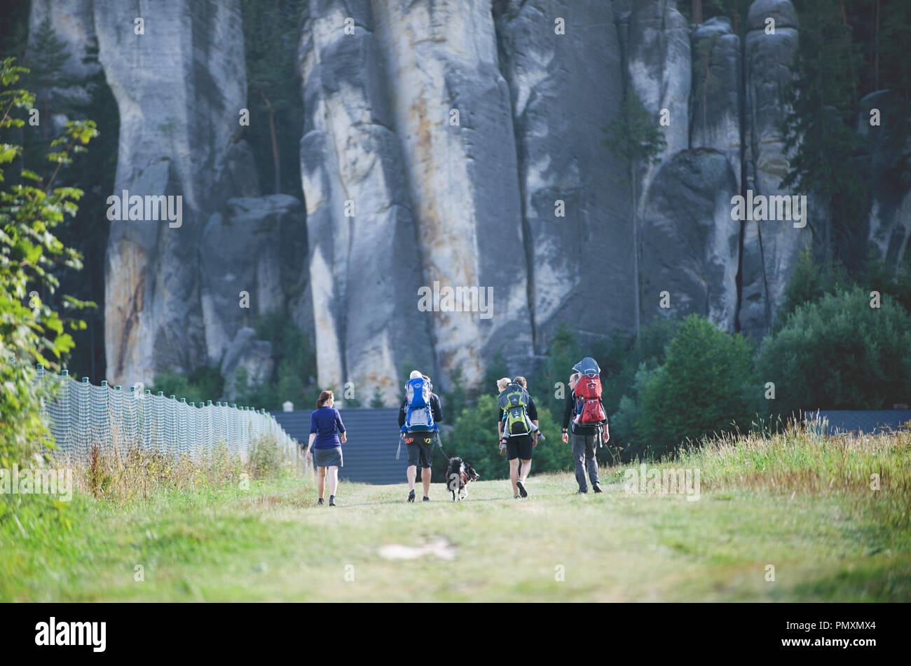 Repubblica ceca, ADRSPACH, Agosto 2018. Il gruppo di persone si avvicina il tipico alte rocce di arenaria. Essi hanno un bebè in vettori e cane a. Foto Stock
