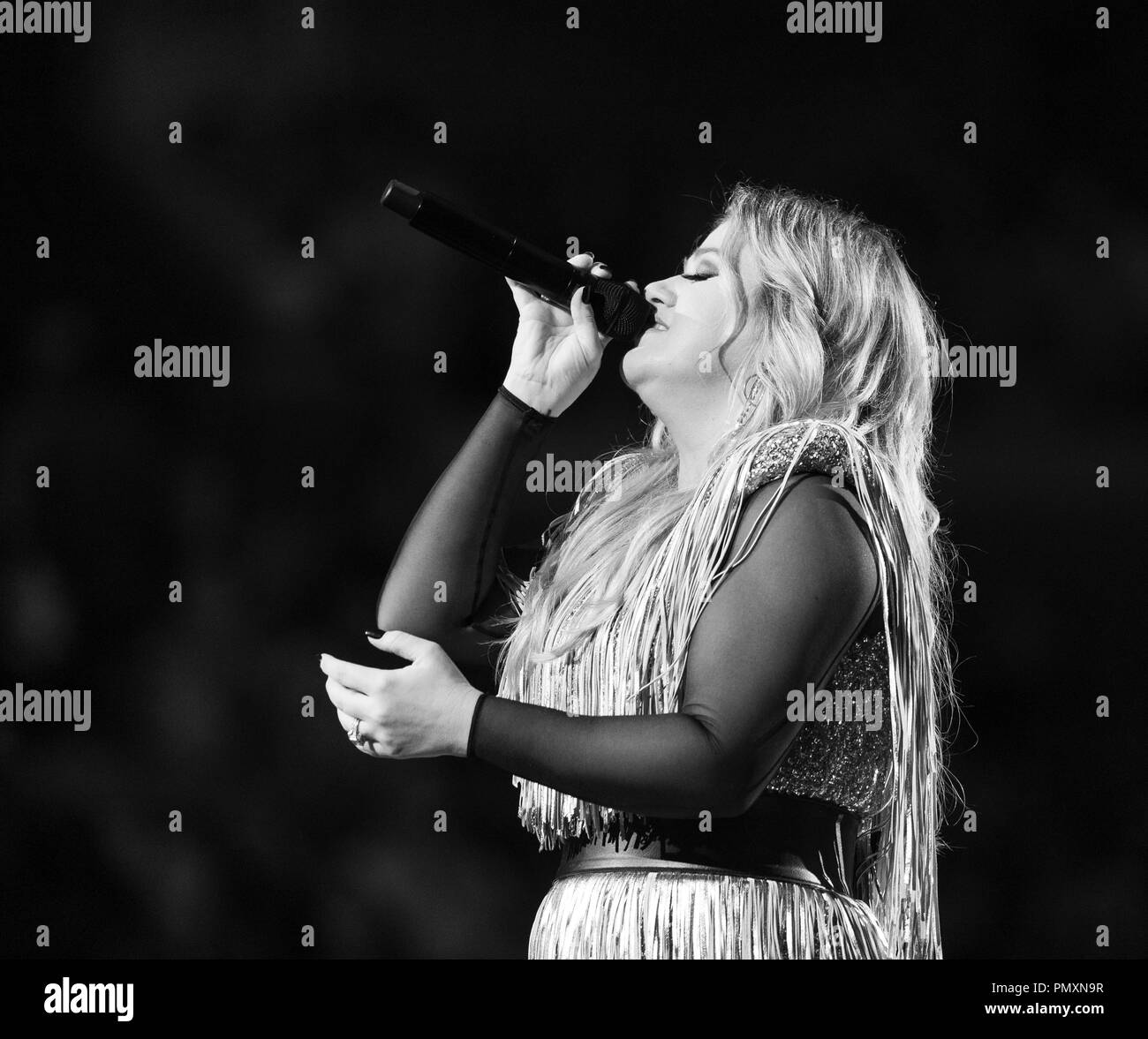 New York, NY - Agosto 27, 2018: cantante Kelly Clarkson esegue durante la US Open 2018 Cerimonia di apertura sulla Arthur Ashe Stadium a USTA Billie Jean King National Tennis Center Foto Stock