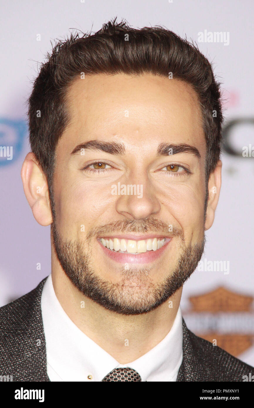 Zachary Levi 11/04/2013 "Thor: il mondo oscuro' Premiere detenute a El Capitan theater a Hollywood, CA Foto di Kazuki Hirata / HNW / PictureLux Foto Stock