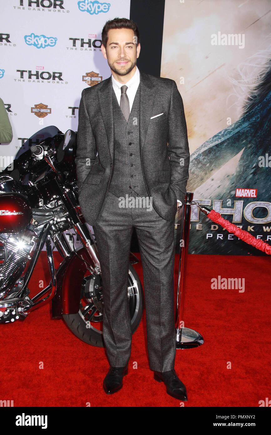 Zachary Levi 11/04/2013 "Thor: il mondo oscuro' Premiere detenute a El Capitan theater a Hollywood, CA Foto di Kazuki Hirata / HNW / PictureLux Foto Stock