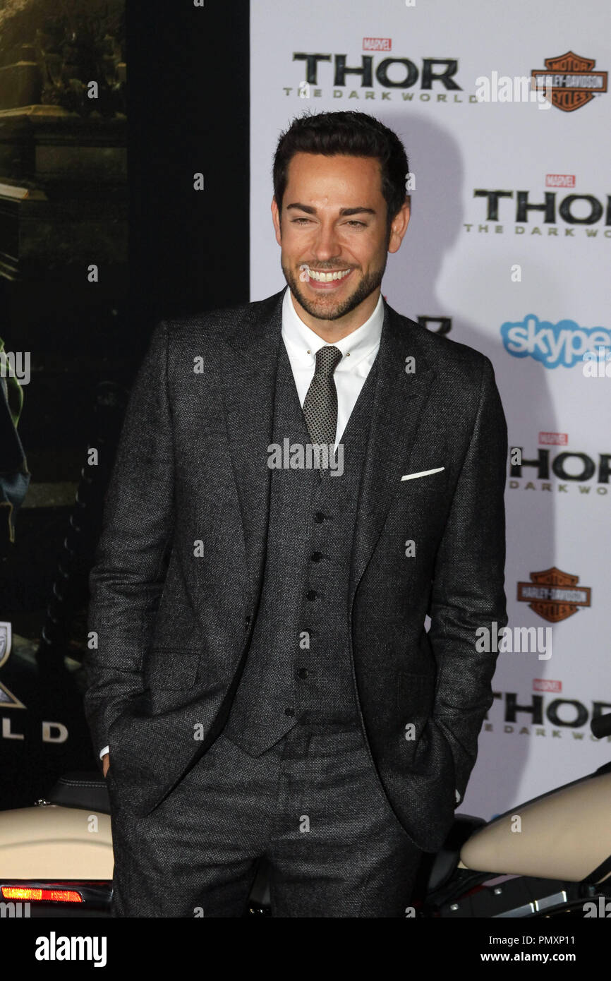 Zachary Levi a U.S Premiere della meraviglia "Thor: il mondo oscuro". Gli arrivi presso El Capitan theater a Hollywood, CA, 4 novembre 2013. Foto: Richard Chavez / PictureLux Riferimento File # 32172 116RAC per solo uso editoriale - Tutti i diritti riservati Foto Stock