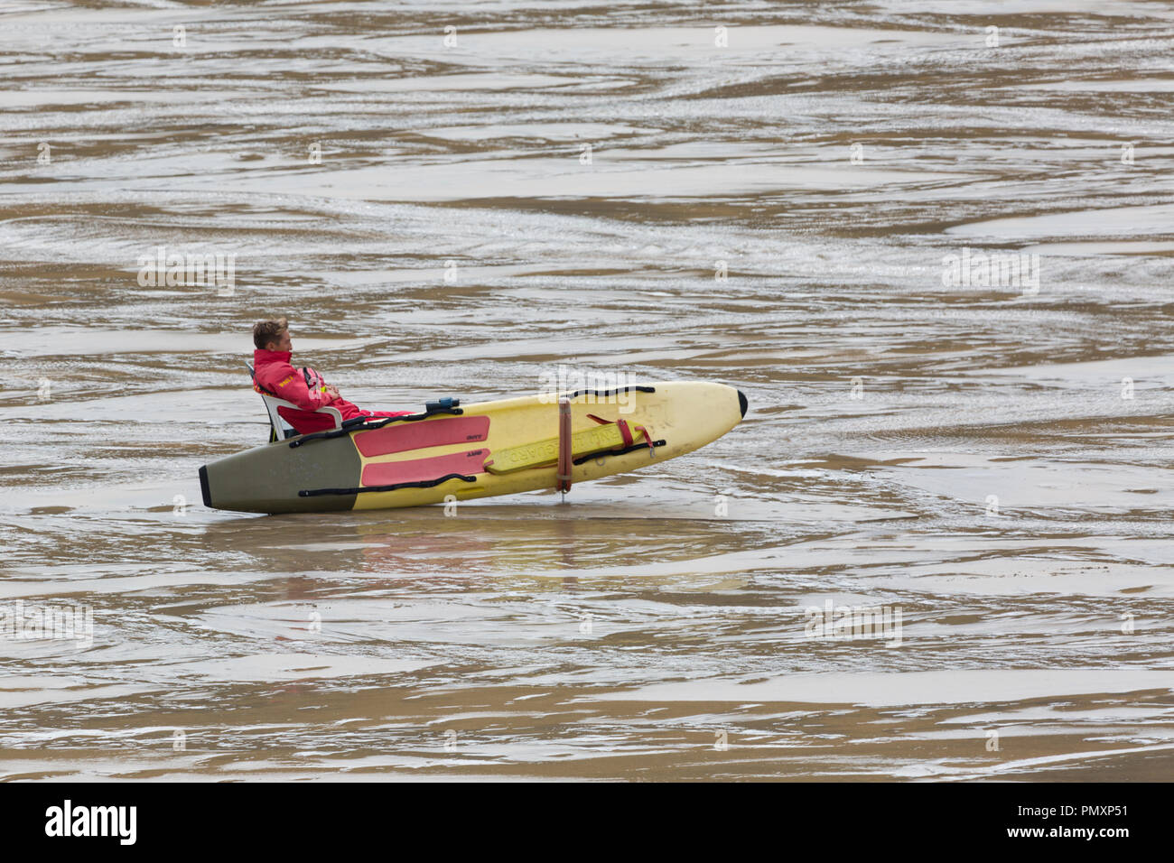 Bagnino di salvataggio su Poldhu Cove su la lucertola Costa della Cornovaglia Foto Stock