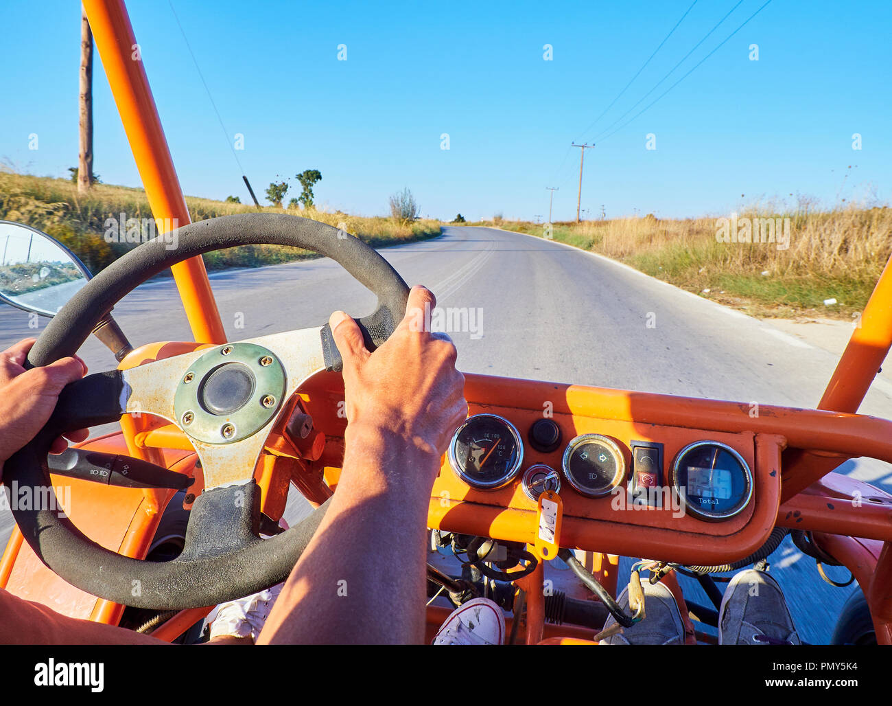 Turisti in Buggy in transito su un tratto di strada di isola greca di Kos. Visione soggettiva. Egeo meridionale regione, Grecia. Foto Stock