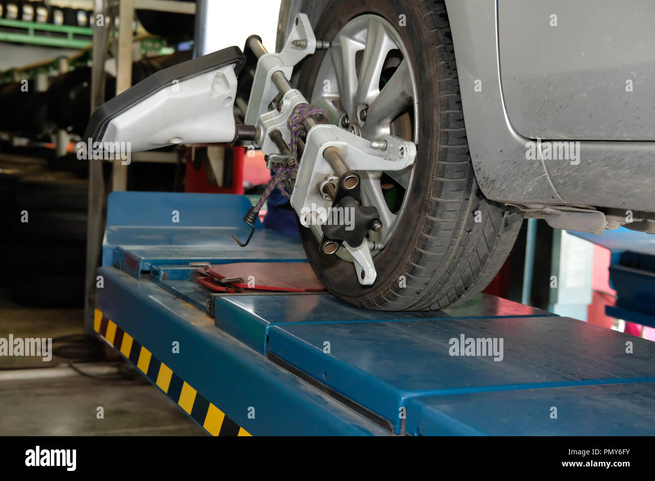 Pneumatico auto serrati con riflettore allineatore attrezzo di regolazione per controllare l'allineamento delle ruote in garage auto Servizio di riparazione Foto Stock