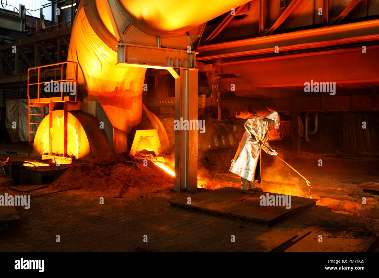 Acciaio stufe sono addomesticare il ferro liquido che scorre dalla costruzione del nuovo altoforno a Thyssen Krupp su una enorme area della fonderia Schwelgern am Duisburg in Bruckhausen. Foto Stock