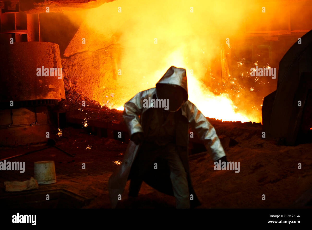 Acciaio stufe sono addomesticare il ferro liquido che scorre dalla costruzione del nuovo altoforno a Thyssen Krupp su una enorme area della fonderia Schwelgern am Duisburg in Bruckhausen. Foto Stock