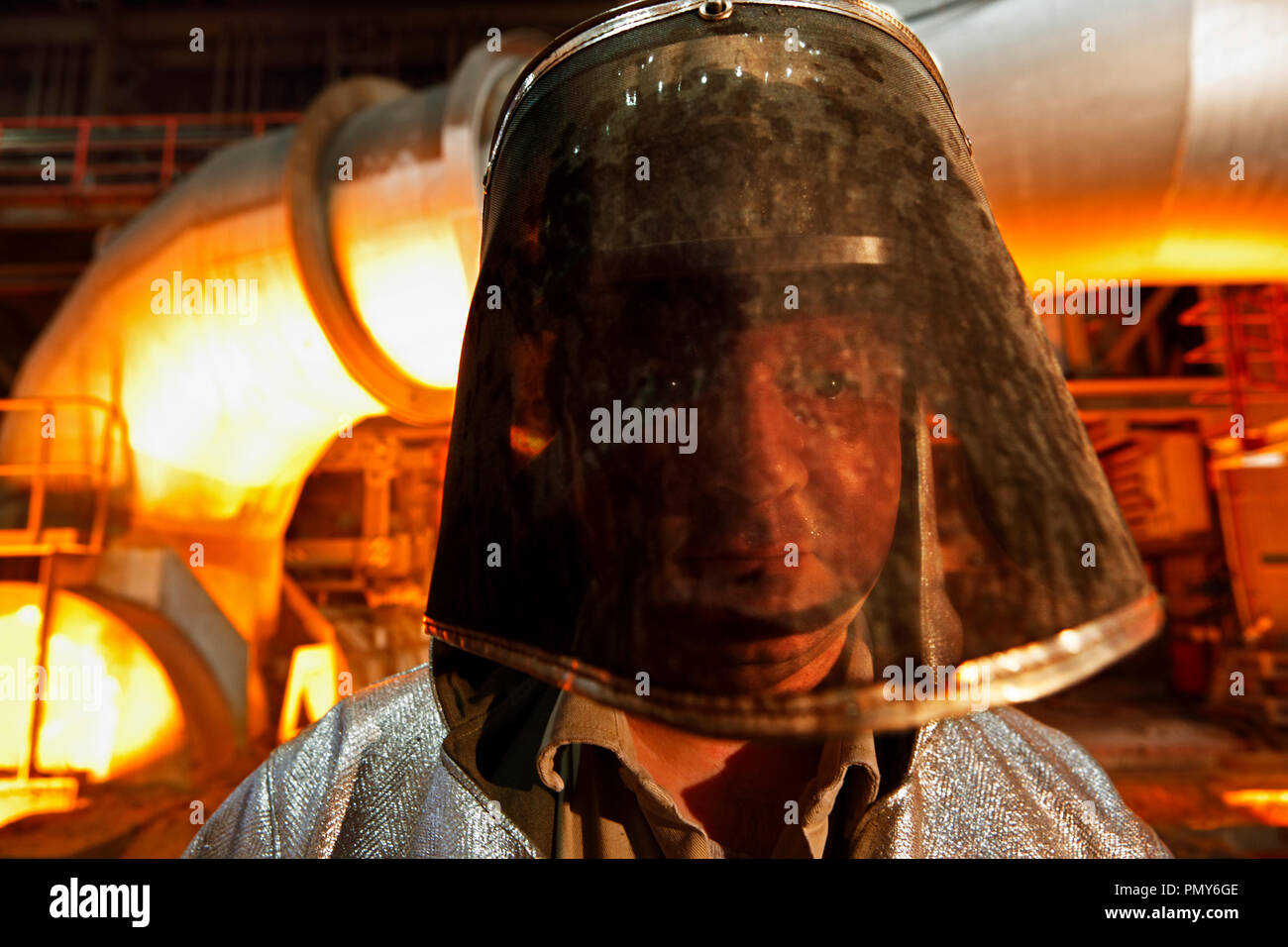 Acciaio stufe sono addomesticare il ferro liquido che scorre dalla costruzione del nuovo altoforno a Thyssen Krupp su una enorme area della fonderia Schwelgern am Duisburg in Bruckhausen. Foto Stock