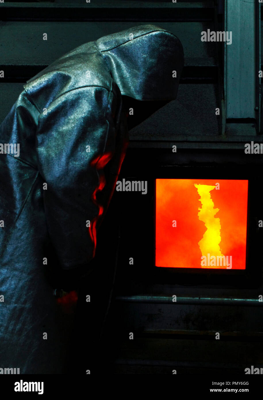 Acciaio stufe sono addomesticare il ferro liquido che scorre dalla costruzione del nuovo altoforno a Thyssen Krupp su una enorme area della fonderia Schwelgern am Duisburg in Bruckhausen. Foto Stock