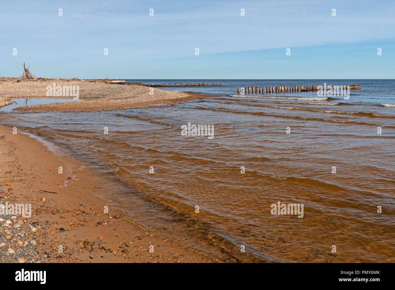 Acque tranquille e rovine su una spiaggia remota sui Grandi Laghi su coregoni punto sul Lago Superiore nel Michigan superiore Foto Stock