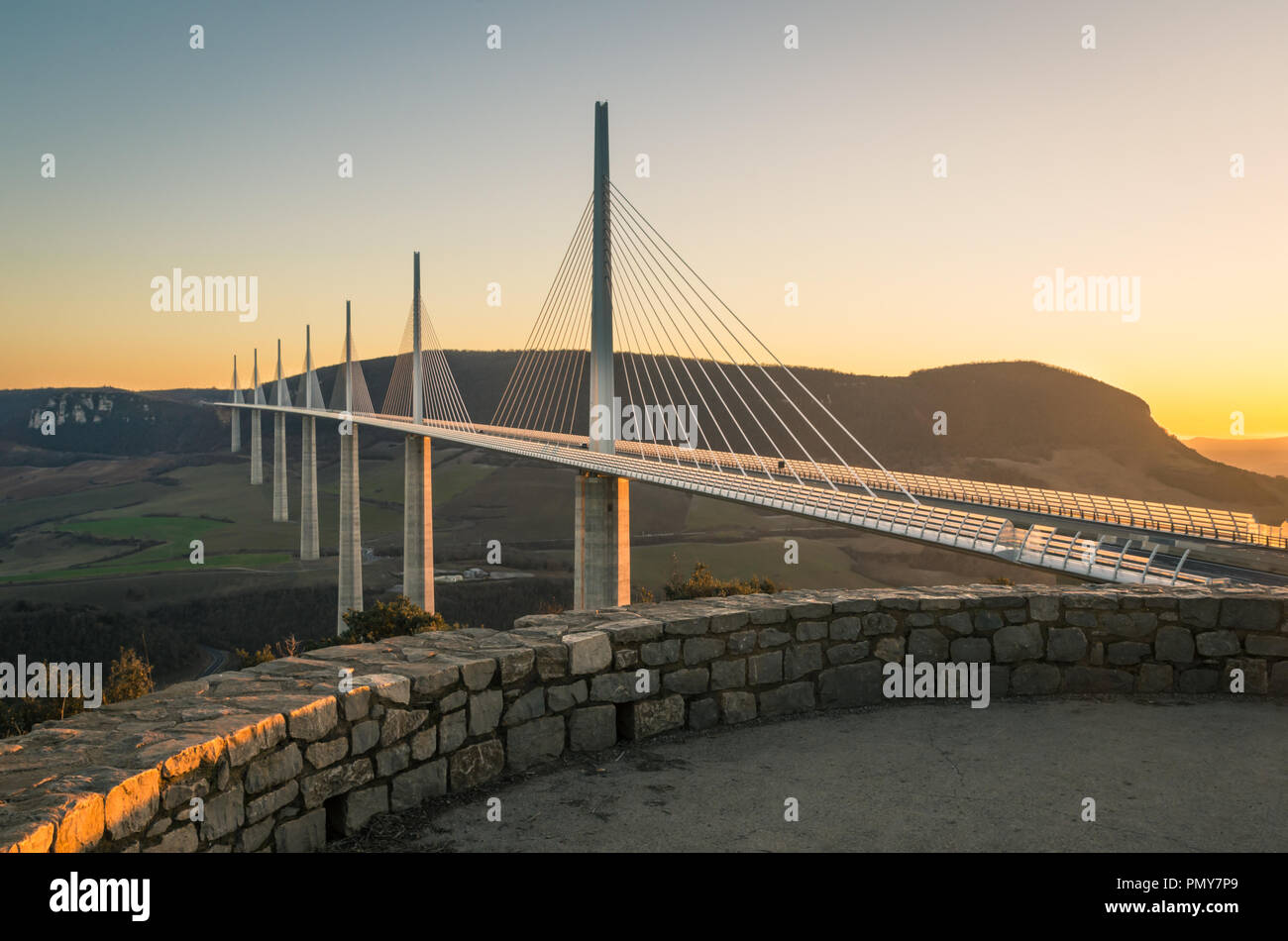 Il viadotto di Millau, il ponte più alto del mondo Foto Stock