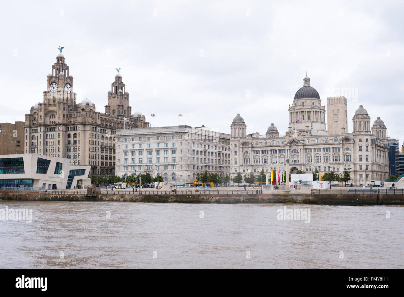 Liverpool Merseyside Le Tre Grazie Royal Liver Cunard Autorità Portuale Mersey Ferry Pier Head Edificio Edifici fiume Mersey embankment Foto Stock