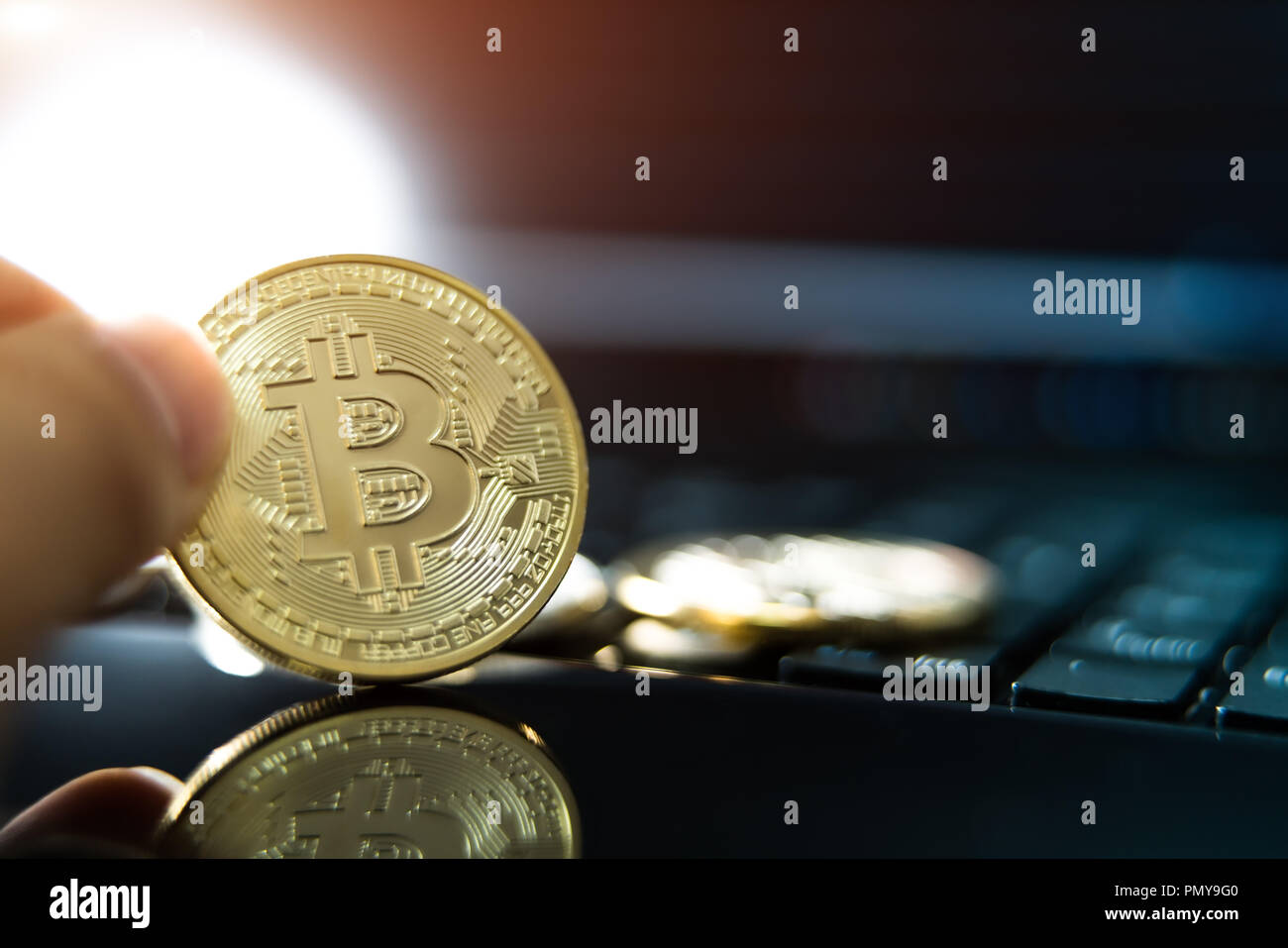 Cryptocurrency monete - Litecoin, Bitcoin, Ethereum, Ripple concetto cryptocurrency stock fisico di bitcoins monete d oro e d argento Foto Stock