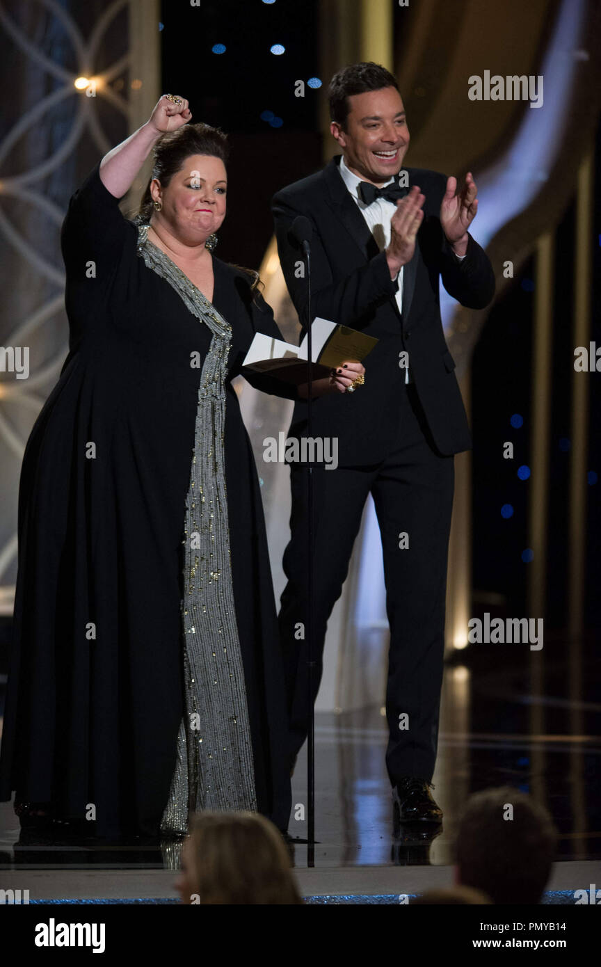 I presentatori di Melissa McCarthy e Jimmy caduti sul palco della settantunesima Annuale di Golden Globe Awards con ospite presso il Beverly Hilton di Beverly Hills, CA domenica 12 gennaio, 2014. Riferimento al file # 32222 523CCR per solo uso editoriale - Tutti i diritti riservati Foto Stock
