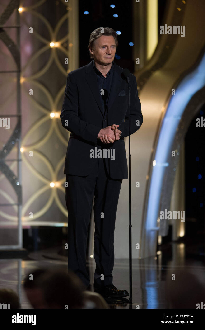 Presenter Liam Neeson sul palco durante la settantunesima Annuale di Golden Globe Awards presso il Beverly Hilton di Beverly Hills, CA domenica 12 gennaio, 2014. Riferimento al file # 32222 528CCR per solo uso editoriale - Tutti i diritti riservati Foto Stock