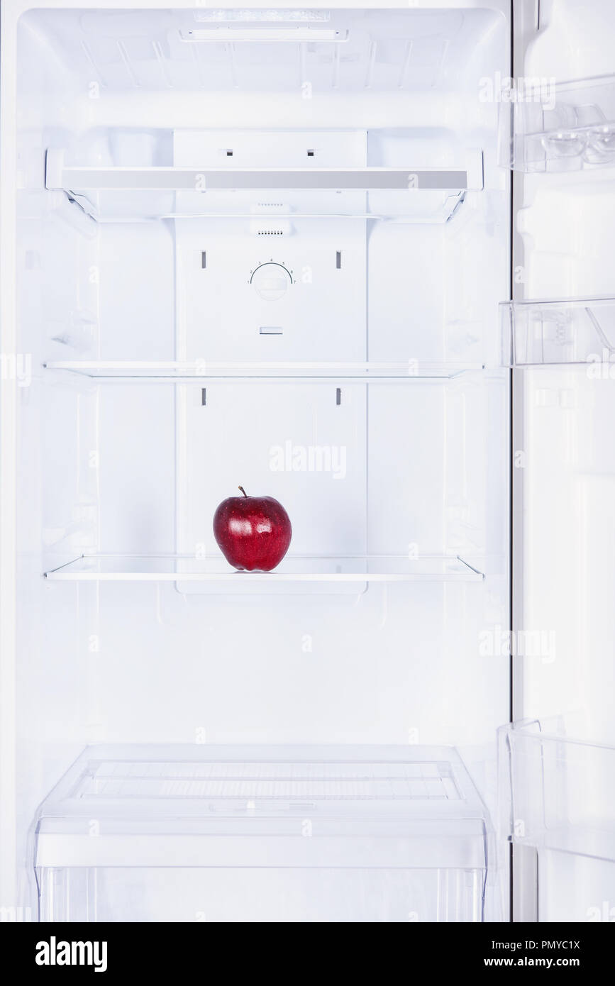 Uno ripe rosso apple nel frigo Foto Stock