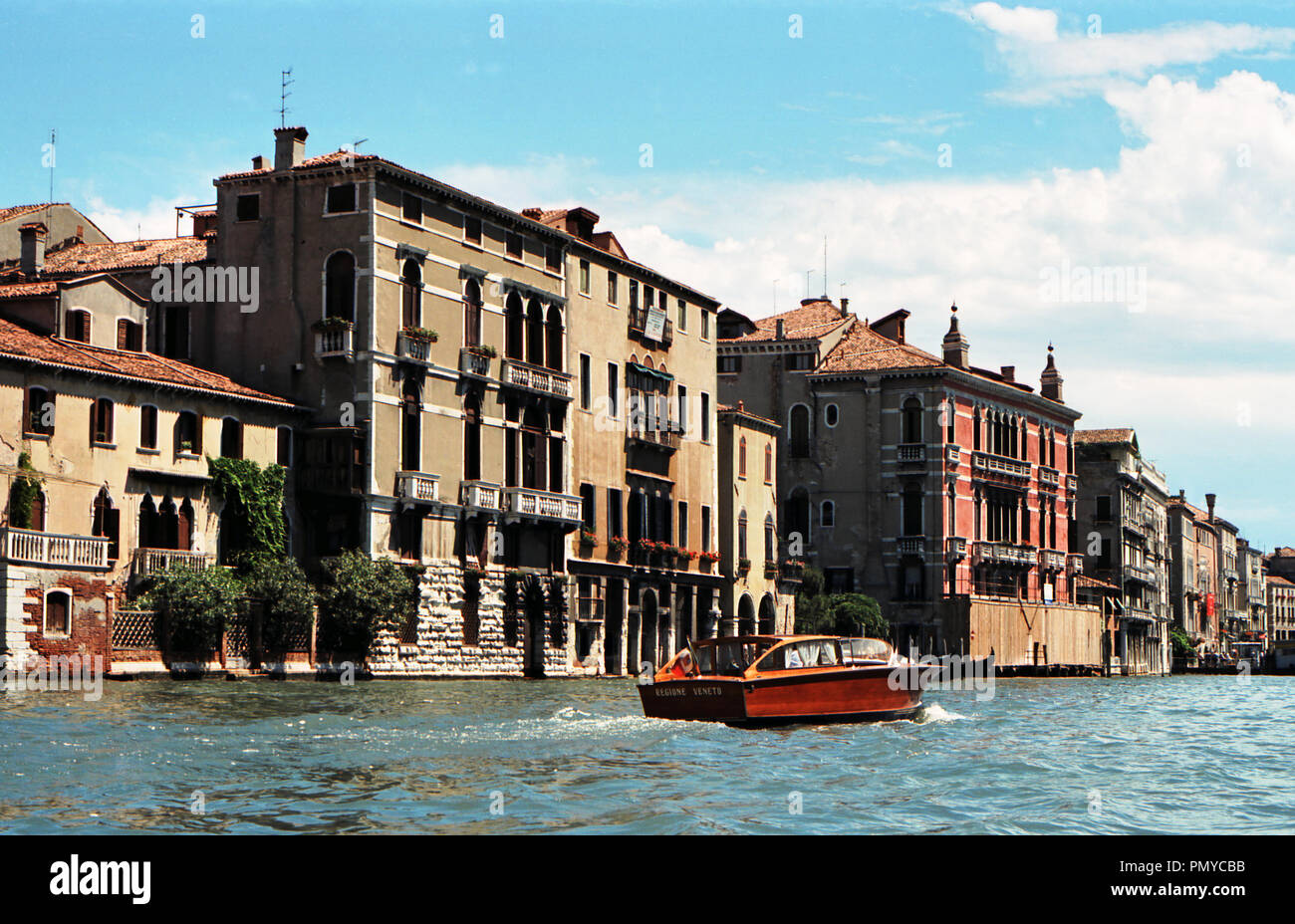 Piccola imbarcazione a motore passando palazzi sul Canal Grande di Venezia, Italia Foto Stock