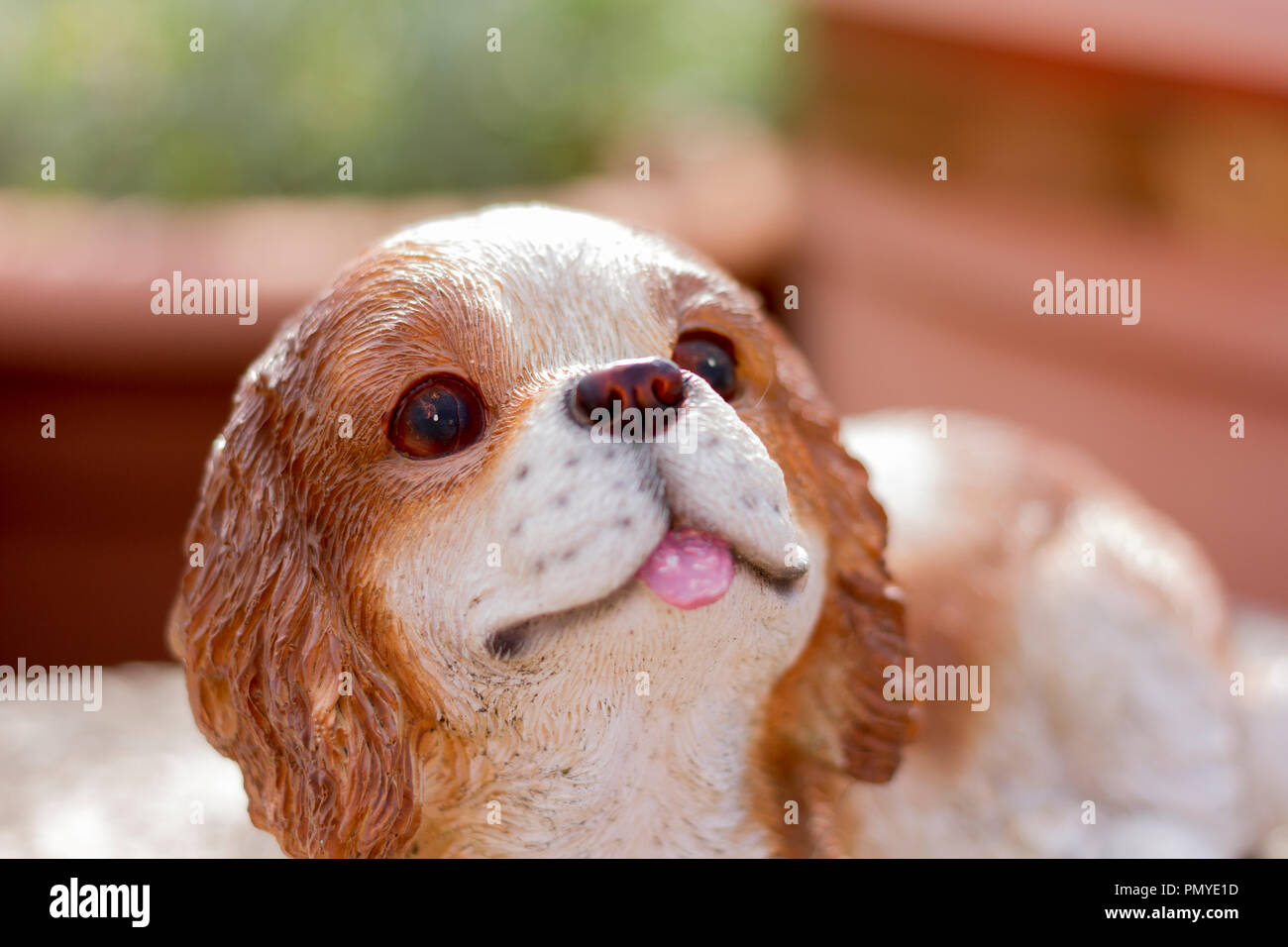 Giardino ornamento di un Cavalier King Charles cucciolo di cane Foto Stock